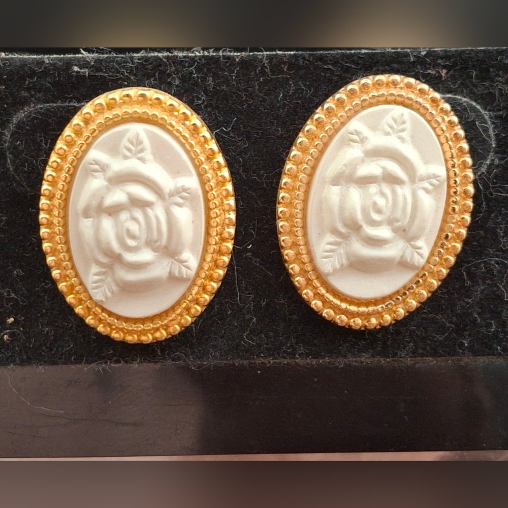 Vintage rose cameo earings marked hallmark cards inc golden tone 70's peanut boh